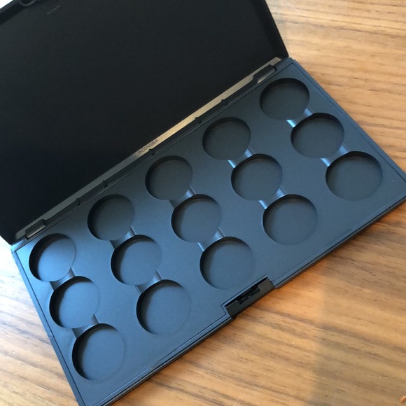 MAC PRO COLOUR PALETTE - Picture 2 of 4